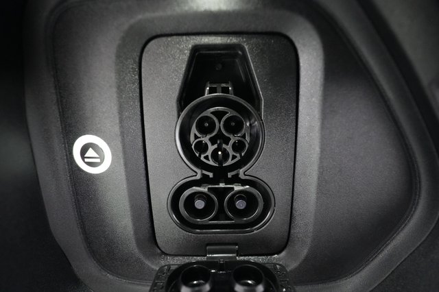 2025 Rivian R1S — photo 8 of 24