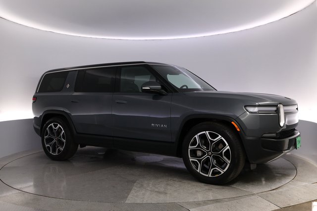 2025 Rivian R1S — photo 11 of 24