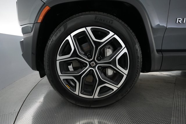 2025 Rivian R1S — photo 16 of 24