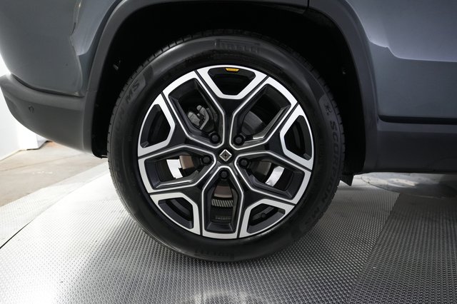 2025 Rivian R1S — photo 15 of 24