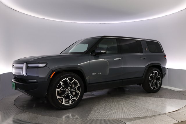 2025 Rivian R1S — photo 14 of 24
