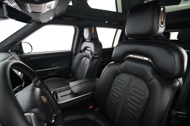 2025 Rivian R1S — photo 3 of 24