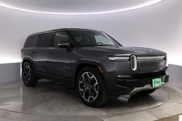 2025 Rivian R1S — photo 10 of 24