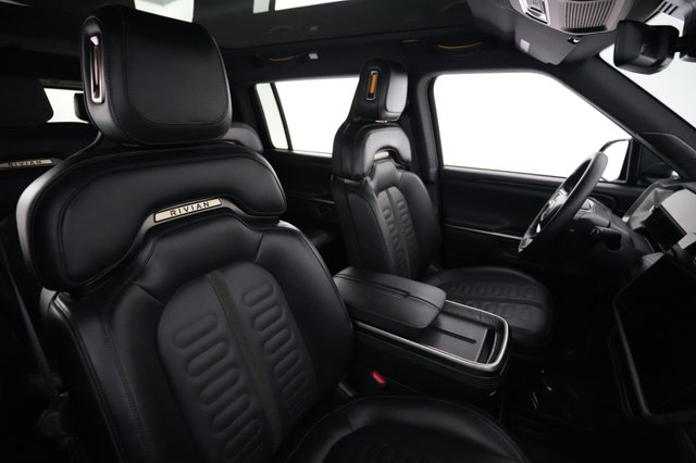 2025 Rivian R1S — photo 18 of 24