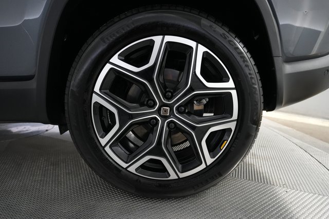 2025 Rivian R1S — photo 7 of 24