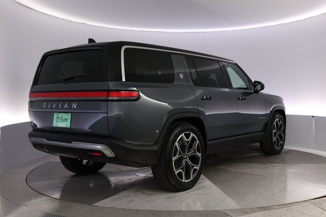2025 Rivian R1S — photo 2 of 24