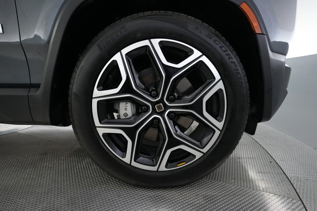 2025 Rivian R1S — photo 17 of 24